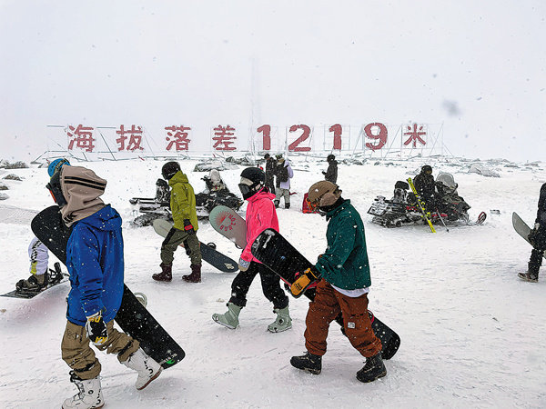 Mezinárodní lyžařské středisko Keketuohai bylo otevřeno pro veřejnost 1. října a stalo se prvním lyžařským střediskem v Číně, kde byla letos zahájena nová lyžařská sezóna. [Fotografie: Xing Wen / deník China Daily]