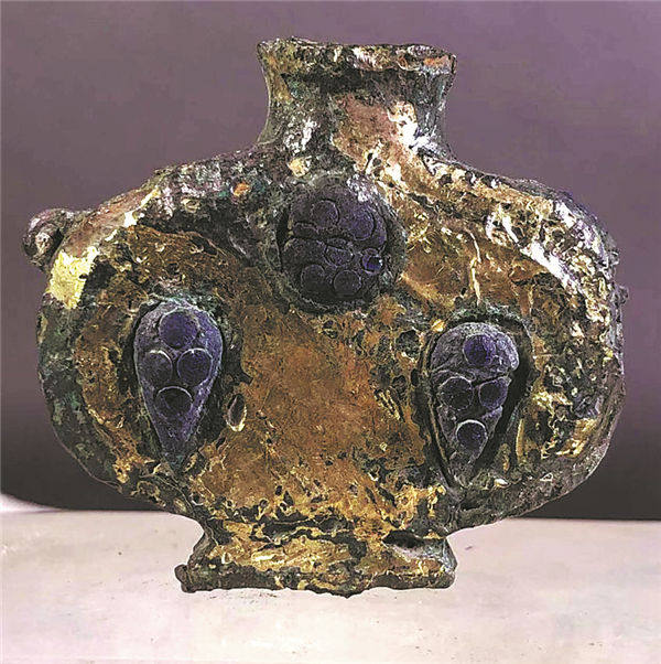 Glazovaná měděná nádoba patří mezi předměty objevené v loňském roce v hrobce západně od Mauzolea císaře Qinshihuanga, prvního císaře sjednocené Číny, ve městě Xi'an v provincii Shaanxi. [Fotografii poskytl deník China Daily.]