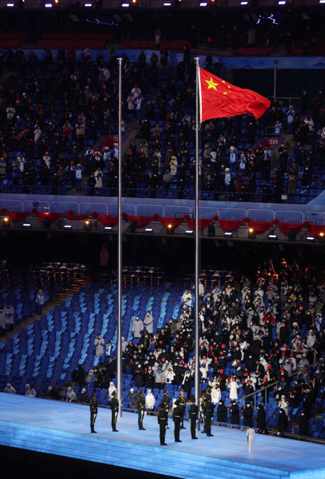 Foto 1. Na slavnostním zahájení je vztyčena vlajka Čínské lidové republiky