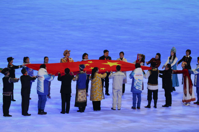 Foto 4. Státní vlajka Čínské lidové republiky vstupuje na stadion