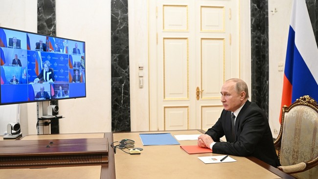 Snímek: Ruský prezident Vladimir Putin ve své kanceláři v Kremlu během videokonference se stálými členy Rady bezpečnosti Ruska; 18. února 2022. /CFP