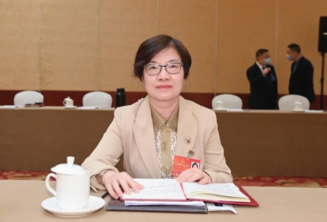 Snímek 5: Zástupkyně VSLZ a zástupkyně generálního ředitele společnosti Orient Int ‘l Enterprise, LTD. paní Wang Wei