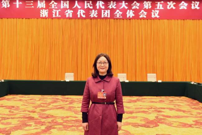 Na snímku je členka Všečínského shromáždění lidových zástupců (VSLZ), náměstkyně předsedy Čínské národní asociace pro demokratické budování a rektorka Profesionálního finančního institutu v provincii Zhejiang (Če-ťiang) Zheng Yali (Čeng Ja-li).