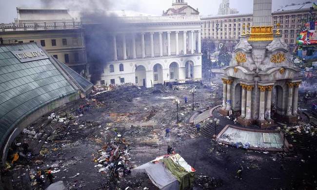 Místní obyvatelé zjišťují ztráty na náměstí Nezávislosti v Kyjevě na Ukrajině 20. února 2014 způsobené protivládními protesty, které byly součástí hnutí podporovaného USA proti proruské vládě země. Foto: VCG