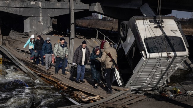 Foto: Obyvatelé Irpinu a Buči prchají z boje přes zničený most poté, co byl v Irpinu na Ukrajině 10. března 2022 otevřen humanitární koridor. /CFP