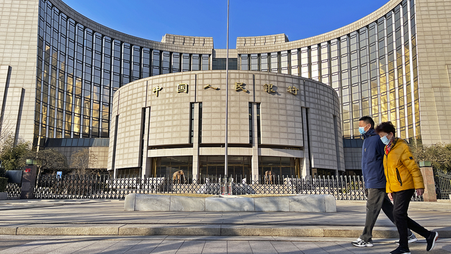 Snímek: Lidé s rouškami procházejí kolem Čínské lidové banky, Peking; 27. února 2022. /CFP<br><br>