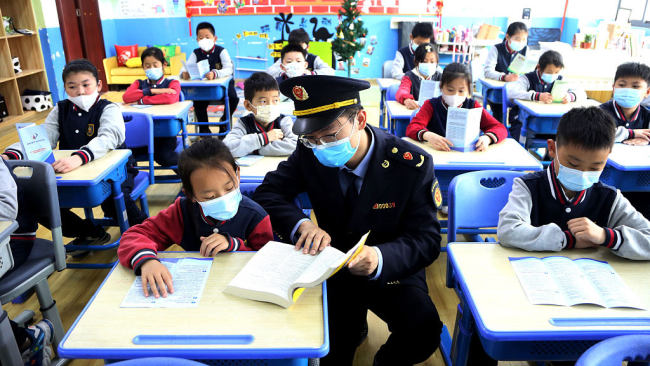 Snímek: Strážce zákona z místní správy duševního vlastnictví učí děti o ochraně práv duševního vlastnictví ve škole ve městě Lianyungang (Lien-jün-kang) v provincii Jiangsu (Ťiang-su), Čína; 26. dubna 2022. /CFP