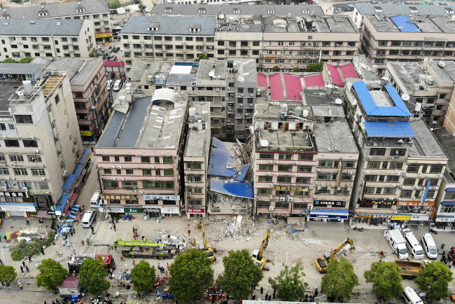 Letecký pohled na zřícenou budovu v Changsha (Čchang-ša), centrální čínská provincie Hunan (Chu-nan), 29. dubna 2022. /CFP
