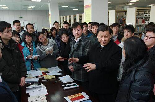 Xi Jinping mluví se studenty na Univerzitě Jilin (Ťin-lin), 22. ledna 2011. [Fotografie: Tisková agentura Nová Čína / Xinhua (Sin-chua)]