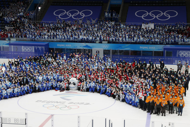 Snímek: Více než 2.000 zaměstnanců a dobrovolníků Zimních olympijských her v Pekingu 2022 se fotí v Národním gymnáziu v Pekingu, Čína; 21. února 2022. /VCG