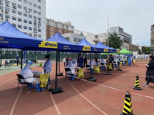 Na snímku je místo pro odběr vzorků pro testování nukleových kyselin v obvodu Haidian (Chaj-tien) v Pekingu, hlavním městě Číny, 9. května 2022. / CFP