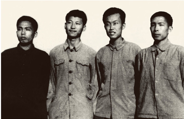Snímek: Xi Jinping (druhý zleva) v okrese Yanchuanu (Jen-čchuan) v provincii Shaanxi (Šan-si) v roce 1973.