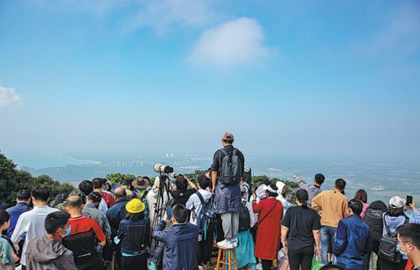 Vesmírní fanoušci sledují start rakety na vyhlídkových místech u moře. [Fotografii poskytl deník China Daily.]