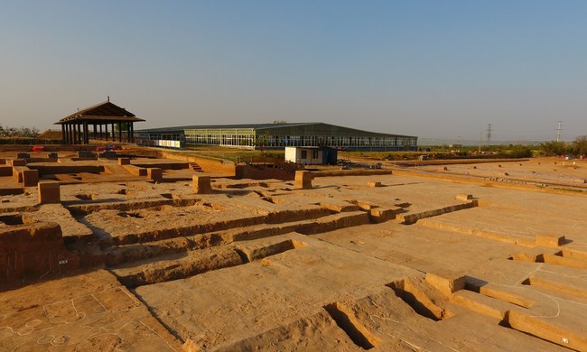 Letecká fotografie naleziště Shuanghuaishu. Díky Městskému výzkumnému institutu kulturních reliktů a archeologie Zhengzhou.