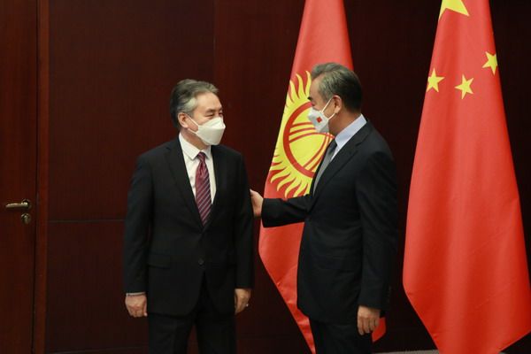 Snímek: Člen Státní rady a ministr zahraničí Číny Wang Yi (vpravo) se setkal s ministrem zahraničí Kyrgyzstánu Jeenbekem Kulubaevem v Nur-Sultanu v Kazachstánu; 7. června 2022. / Čínské ministerstvo zahraničí