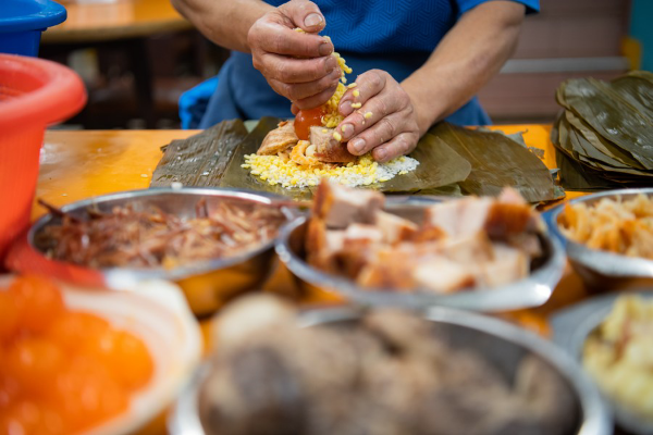 Zongzi (Cung-c´), tradiční knedlíky z lepkavé rýže spojené s čínským Svátkem dračích člunů, jsou obvykle plněny vepřovým masem nebo soleným žloutkem. [Fotografie: Tisková agentura Nová Čína / Xinhua]