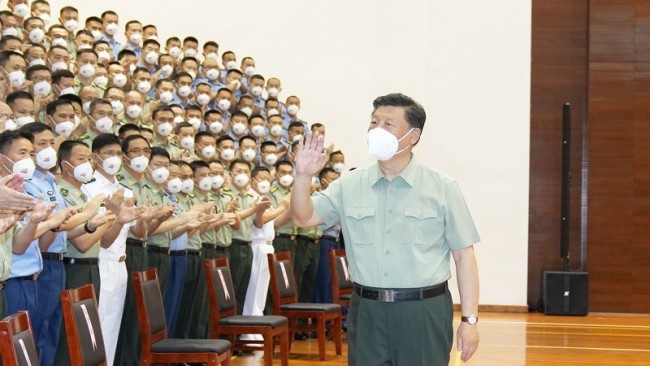 Snímek: Čínský prezident Xi Jinping (Si Ťin-pching) kontroluje posádku PLA v HKSAR v Hongkong, Čína; 1. července 2022. /Čínské médiální organizace China Media Group (CMG)