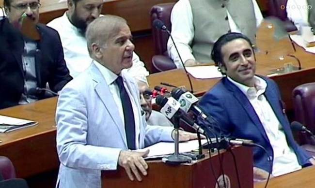 Pakistana novelektita ĉefministro Shahbaz Sharif lunde en parlamento donis prelegon. Fotas pakistana amaskomunikilo.