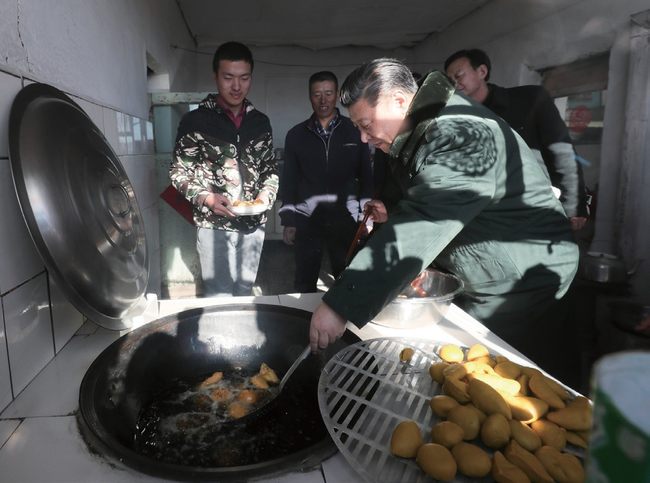 La 24-an de januaro de 2017 Xi Jinping, ĝenerala sekretario de la Centra Komitato de la Komunista Partio de Ĉinio, esploras staton de liberigo el malriĉeco en vilaĝo Desheng de la provinco Hebei.
