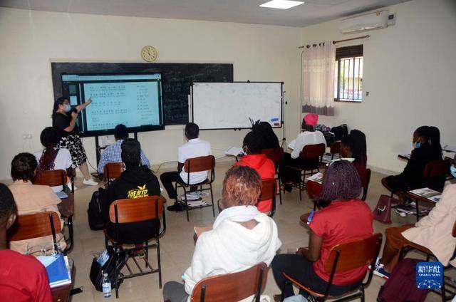 Instruisto instruas ĉinan lingvon en Ugando, la 20-an de aprilo, 2022. /Foto el xinhuanet.com