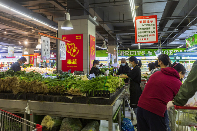 Des clients achètent des légumes dans un supermarché de Chaoyang à Beijing,le 14 mai 2022(Photo/VCG)