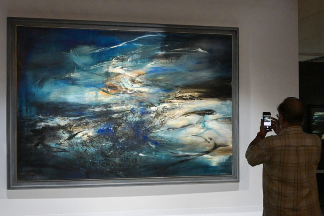 Photo prise le 24 mai, montrant la peinture à l'huile intitulée «29.09.64 » de Zao Wou-Ki (Zhao Wuji), qui a été estimée entre 220 et 280 millions de dollars hongkongais aux enchères.(Photo/VCG)