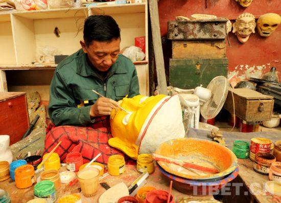 Ein Handwerker färbt eine traditionelle tibetische Opernmaske im Autonomen Gebiet Tibet im Südwesten Chinas (Foto von tibet.cn)