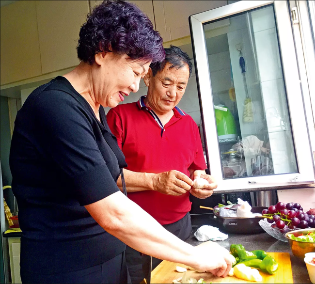 Η Μα Λιενχουά και ο σύζυγός της ετοιμάζουν μεσημεριανό γεύμα [Φωτογραφία από τον Wu Qiong]