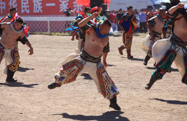 Μογγόλοι παλαιστές παίζουν μποκ (μογγολική πάλη) έξω στο λιβάδι κατά την διάρκεια της έκθεσης. Η πάλη θεωρείται ένα από τα «τρία παιχνίδια των ανδρών» για τους Μογγόλους. Το άθλημα αυτό, μαζί με την ιππασία και την τοξοβολία, αποτελούν τη βάση των αγωνιστικών εκδηλώσεων του Ναντάμ, που διεξάγεται κάθε χρόνο το καλοκαίρι. 