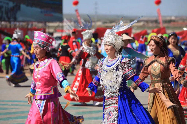 Ερμηνευτές ντυμένοι με παραδοσιακές φορεσιές της Μογγολίας συμμετέχουν στην τελετή έναρξης της 31ης Έκθεσης Εσωτερικής Μογγολίας Ναντάμ σε φωτογραφία από τις 31 Ιουλίου. [Φωτογραφία/Τμήμα Πολιτισμού και Τουρισμού της Εσωτερικής Μογγολίας]
