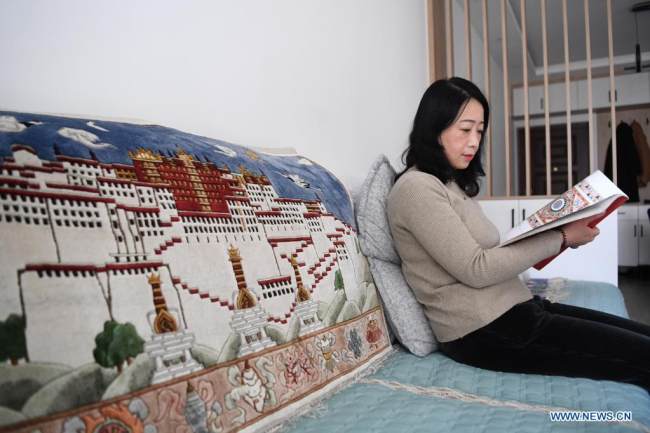Η Χουάνγκ Τζινγκρόνγκ διαβάζει ένα βιβλίο για να πάρει έμπνευση στο σπίτι της στην πόλη Τιενσούι στην επαρχία Γκανσού της βορειοδυτικής Κίνας, 14 Απριλίου 2021.