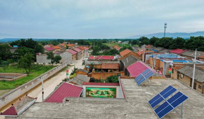 Η εναέρια φωτογραφία δείχνει φωτοβολταϊκά πάνελ εγκατεστημένα σε ταράτσες στο χωριό Τζουανγκσάνγκ στο Γιουντσένγκ, επαρχία Σανσί. [Φωτογραφία / chinadaily]