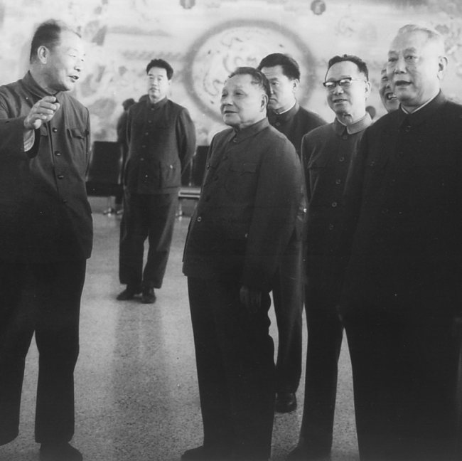 Οι Κινέζοι ηγέτες Ντενγκ Σιαοπίνγκ, Λι Σιαννιέν και Γκου Μου κοιτούν τα έργα τέχνης που δημιουργήθηκαν για το Διεθνές Αεροδρόμιο του Πεκίνου, στις 12 Οκτωβρίου 1979. [Φωτογραφία αρχείου ευγενική προσφορά του AADTHU]
