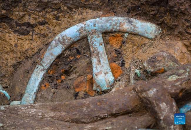 Η φωτογραφία που τραβήχτηκε στις 2 Σεπτεμβρίου 2021 δείχνει τμήματα από ένα χάλκινο σκεύος που ανακαλύφθηκε στο Νο. 8 λάκκο θυσιών του αρχαιολογικού χώρου Ερειπίων Σανσινγκντουέι στην επαρχία Σιτσουάν της νοτιοδυτικής Κίνας. (φωτογραφία / Xinhua)