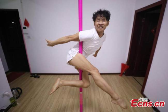 Ο Τζανγκ Σιντά ενώ εξασκείται στον χορό σε στύλο, στο σπίτι του στο Τσενγκντού, στην επαρχία Σιτσουάν της νοτιοδυτικής Κίνας, στις 13 Σεπτεμβρίου 2021. (Φωτογραφία: China News Service)