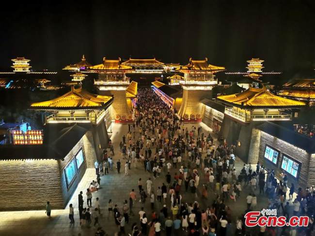 Επισκέπτες κάνουν βόλτα στο νυχτερινό αξιοθέατο Τανγκτσένγκ στην πόλη Σιανγκγιάνγκ της επαρχίας Χουμπέι, στις 15 Σεπτεμβρίου 2021.