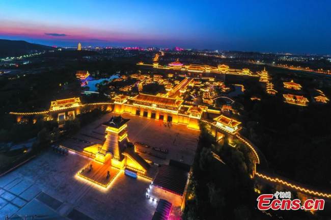 Αεροφωτογραφία αποτυπώνει την νυχτερινή άποψη του γραφικού σημείου Τανγκτσένγκ στην πόλη Σιανγκγιάνγκ της επαρχίας Χουμπέι, στις 15 Σεπτεμβρίου 2021.