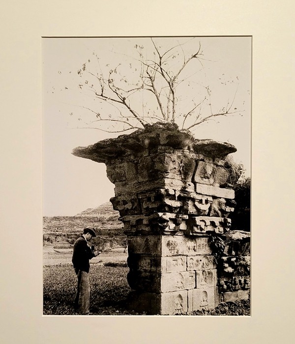 Φωτογραφία του Λιανγκ Σιτσένγκ ενώ ερευνά και καταγράφει στοιχεία του Πινγκγιάνγκ Φουτζούν στο Μιενγιάνγκ του Σιτσουάν το 1939, από την Συλλογή της Ένωσης Ερευνών Κινεζικής Αρχιτεκτονικής, που παρουσιάζεται στην Έκθεση για τα 120 χρόνια από την γέννηση του Λιανγκ Σιτσένγκ, 4 Σεπτεμβρίου 2021 (Φωτογραφία: Εύα Παπαζή)