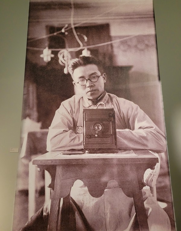 Φωτογραφία του Κινέζου αρχιτέκτονα Λιανγκ Σιτσένγκ, από την έκθεση για τα 120 χρόνια από την γέννησή του, στο Μουσείο Τέχνης του Πανεπιστήμιο Τσινγκχουά, 4 Σεπτεμβρίου 2021. (Φωτογραφία: Εύα Παπαζή)