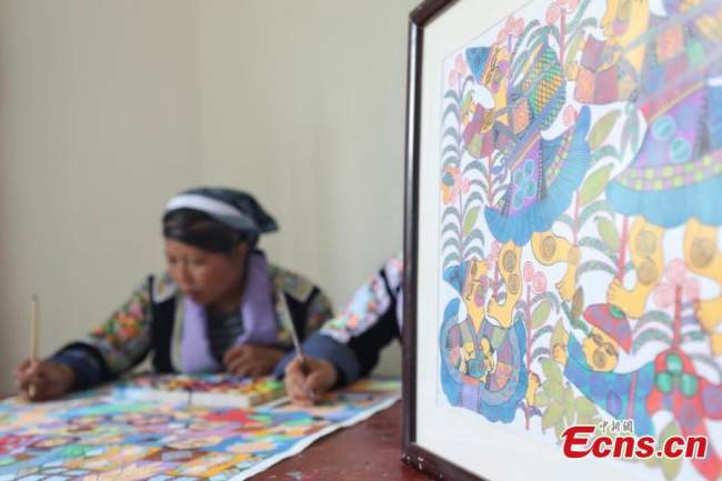 Στην φωτογραφία από τις 15 Σεπτεμβρίου 2021, μια ζωγραφιά σύμφωνα με το στυλ των Μιάο στο χωριό Πινγκπό της κομητείας Λονγκλί της Αυτόνομης Νομαρχίας Τσιεννάν Μπουγί και Μιάο, στην επαρχία Γκουιτζόου της νοτιοδυτικής Κίνας.