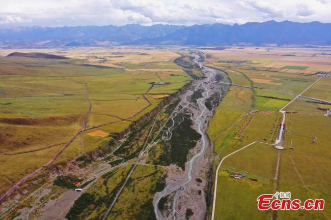Η εναέρια φωτογραφία (照片: Zhàopiàn) δείχνει το όμορφο φθινοπωρινό τοπίο (秋季风景 :Qiūjì fēngjǐng) του εθνικού πάρκου (国家公园: Guójiā gōngyuán) των βουνών Τσιλιέν στην επαρχία Τσινγκχάι της βορειοδυτικής Κίνας, 16 Σεπτεμβρίου 2021. (Φωτογραφία: China News Service)