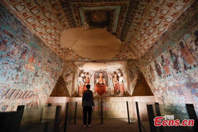 Επισκέπτης στην έκθεση με θέμα το Ντουνχουάνγκ στο Μουσείο του Παλατιού (γνωστό ως η Απαγορευμένη Πόλη) στο Πεκίνο, στις 17 Σεπτεμβρίου 2021. (φωτογραφία / China News Service)