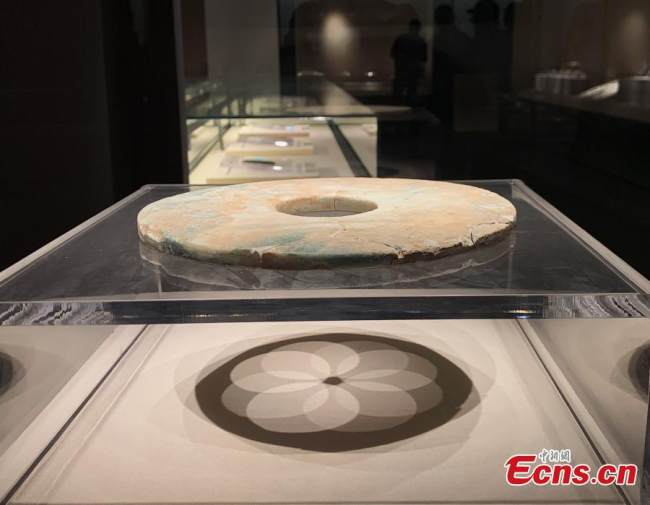 Ένας δίσκος από νεφρίτη εκτίθεται στο Μουσείο των Ερειπίων Λατζιά, στην κομητεία Μινχέ της επαρχίας Τσινγκχάι της βορειοδυτικής Κίνας. (Φωτογραφία / China News Service) 