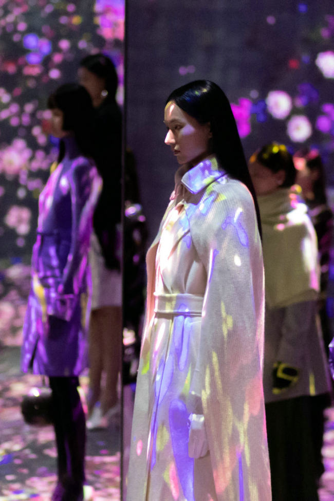 Στην φωτογραφία η μάρκα μόδας Lily εγκαινιάζει μια εντυπωσιακή επίδειξη μόδας στο TeamLab Borderless Shanghai, την Τρίτη 19 Οκτωβρίου. [Η φωτογραφία παρέχεται στην China Daily]