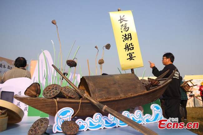 Ένα ιδιαίτερο συμπόσιο πάνω σε σκάφος προσελκύει τους επισκέπτες στο 7ο Φεστιβάλ φρέσκου φαγητού λίμνης στην περιοχή Τζιν-ταν της πόλης Τσανγκτζόου, στην επαρχία Τζιανγκσού της ανατολικής Κίνας, 30 Οκτωβρίου 2021. (Φωτογραφία: China News Service)