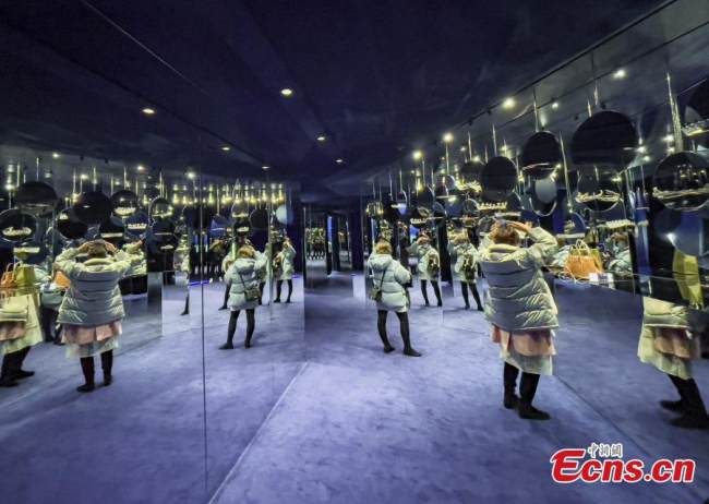 Γυναίκες δοκιμάζουν διάφορα στέμματα στην έκθεση κοσμημάτων «Όνειρο του Στέμματος» που πραγματοποιήθηκε στο The Red, στην περιοχή Σανλιτούν στο Πεκίνο, στις 8 Νοεμβρίου 2021. (Φωτογραφία: China News Service)
