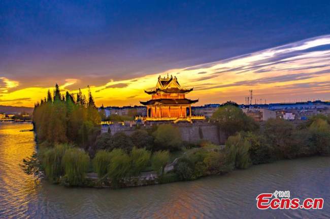Η φωτογραφία αιχμαλωτίζει ένα μυστηριώδες τοπίο λουσμένο από το ηλιοβασίλεμα στην αρχαία πόλη Σιανγκγιάνγκ, στην επαρχία Χουμπέι στις 7 Νοεμβρίου 2021. (Φωτογραφία/China News Service)