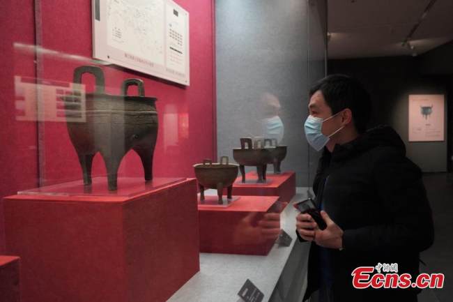 Επισκέπτες παρατηρούν τα εκθέματα στο Γκουιγιάνγκ, στην επαρχία Γκουιτζόου της νοτιοδυτικής Κίνας, 16 Νοεμβρίου 2021. (Φωτογραφία: China News Service)