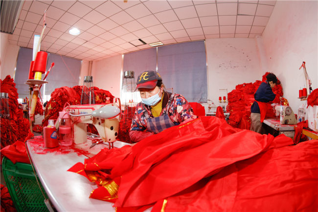 Φτιάχνοντας φανάρια σε εργοστάσιο στο στο Χεφέι, στην επαρχία Ανχούι της Ανατολικής Κίνας, στις 15 Δεκεμβρίου 2021. [Photo / IC] 
