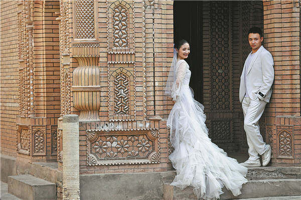 Η αρχαία πόλη είναι ένα δημοφιλές σημείο για τη λήψη φωτογραφιών γάμου. [Φωτογραφία/China Daily]